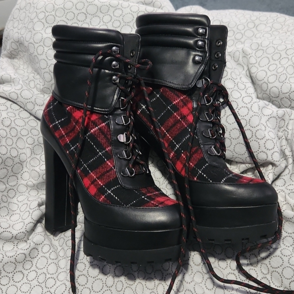 Jessica Simpson RARE Red And Black Platform Heeled Boots